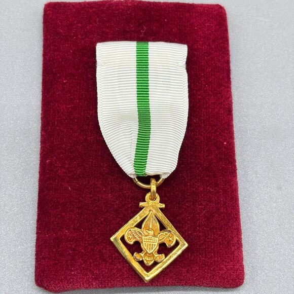 Vintage Boy Scouts of America Distinguished Service Award Medal 10K GF with Box - Picture 4 of 6